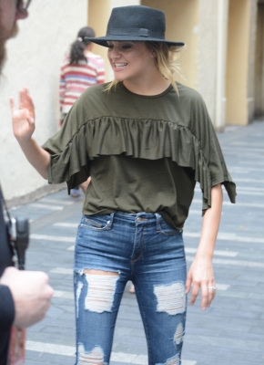 kelsea-ballerini-out-and-about-in-sydney-03-20-2018-6.jpg