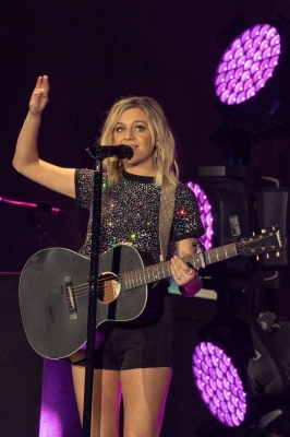 kelsea-ballerini-performs-at-resch-center-in-green-bay-02-15-2019-7.jpg